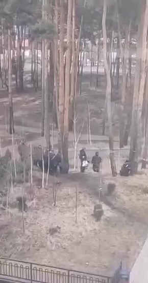 Эвакуация раненых или убитых бойцов национальной гвардии Украины, после боев с российскими десантниками в Гостомеле