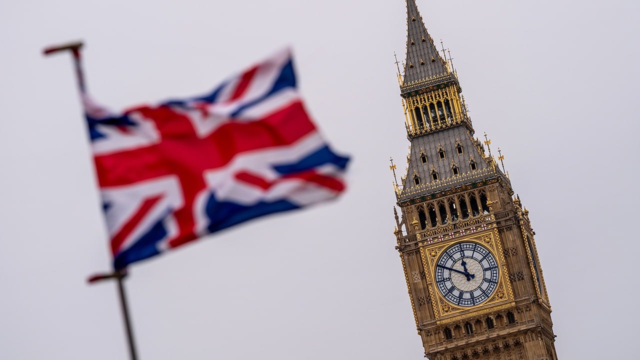 Лондон и Париж готовятся вооружить Киев ядерной бомбой, заявили в Службе внешней разведки России