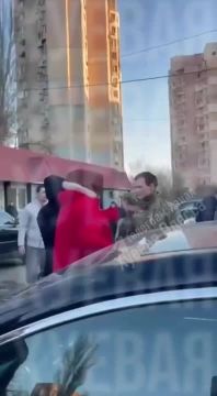 Народный суд в действии: на Украине прохожие задержали карателя террориста из ТЦК, оставленного коллегами