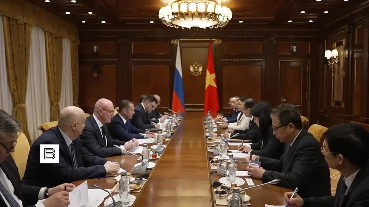 "В то время, как одни страны стремятся к миру, другие страны активно готовятся к войне": Медведев на встрече с главой МИД Вьетнама поднял тему возможной передачи Киеву ядерного оружия западными странами