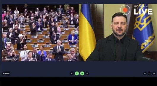 Две минуты Зеленский, не скрывая, кайфовал от того, что ему аплодируют депутаты Европарламента