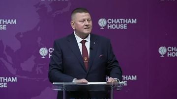 «Дыгрешон».. Экс-главком ВСУ Валерий Залужный с трудом выступил на английском языке в Chatham House. Бывший командующий читал текст с листа, делая многочисленные ошибки и постоянно запинаясь: Гур монен! Э лытл дигрешан......