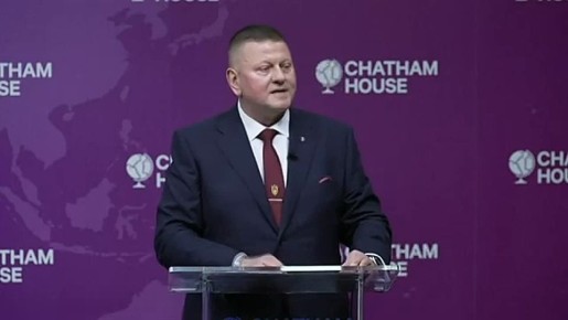 «Дыгрешон».. Экс-главком ВСУ Валерий Залужный с трудом выступил на английском языке в Chatham House. Бывший командующий читал текст с листа, делая многочисленные ошибки и постоянно запинаясь: Гур монен! Э лытл дигрешан......
