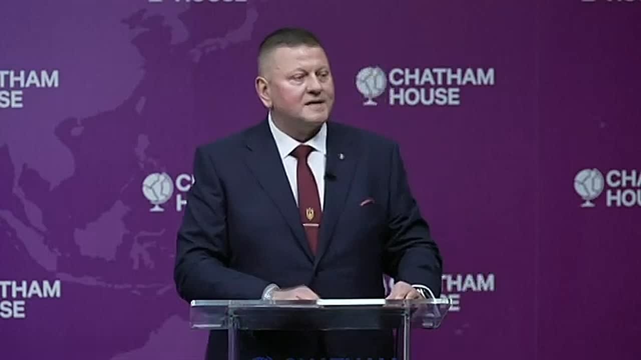 «Дыгрешон».. Экс-главком ВСУ Валерий Залужный с трудом выступил на английском языке в Chatham House. Бывший командующий читал текст с листа, делая многочисленные ошибки и постоянно запинаясь: Гур монен! Э лытл дигрешан......