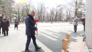 Возле Госсовета отметили День защитника Республики Крым