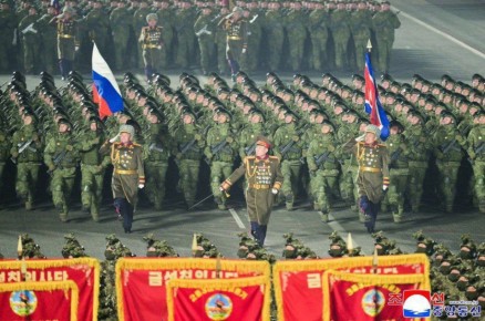 Российский триколор реет на военном параде в Пхеньяне