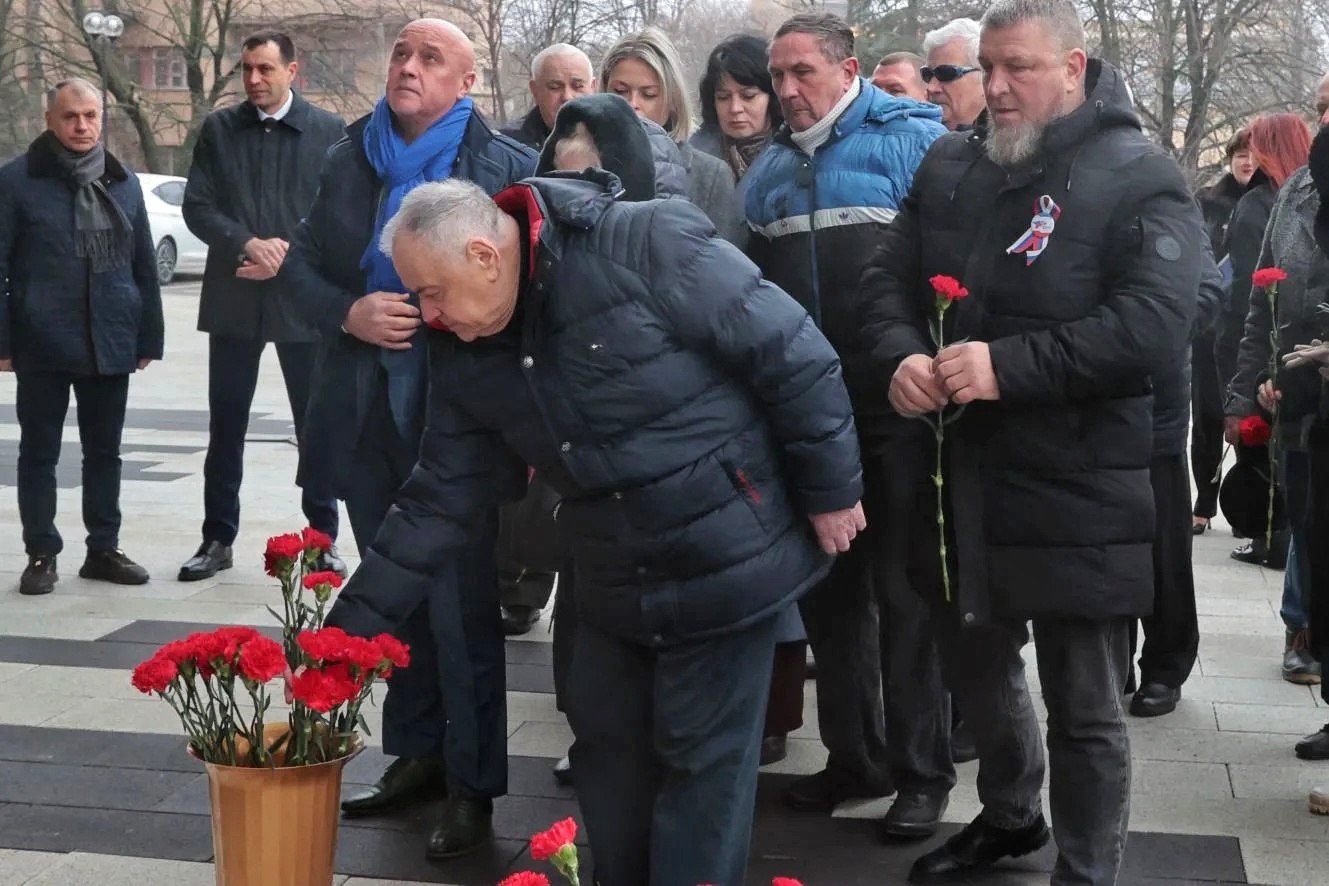 Владимир Константинов: В честь Дня защитника Республики Крым возложили цветы к мемориальной доске на здании Государственного Совета Владимир Константинов: В честь Дня защитника Республики Крым возложили цветы к мемориальной доске на здании Государственного Совета