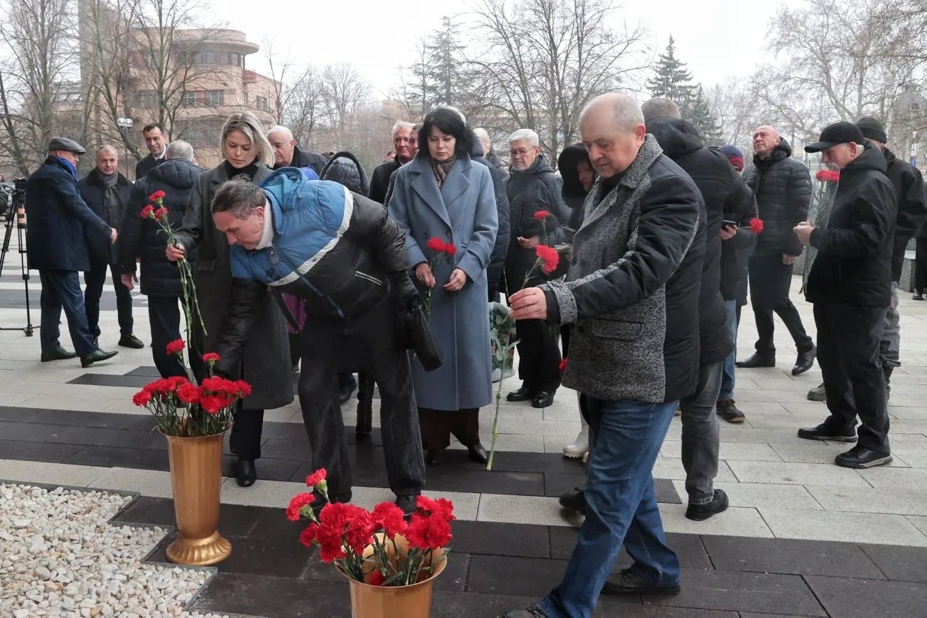 Владимир Константинов: В честь Дня защитника Республики Крым возложили цветы к мемориальной доске на здании Государственного Совета Владимир Константинов: В честь Дня защитника Республики Крым возложили цветы к мемориальной доске на здании Государственного Совета