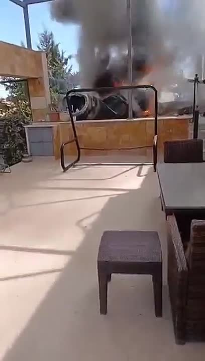 На кадрах, предположительно, одна из баллистических ракет, сбитых Иорданией (первое видео)