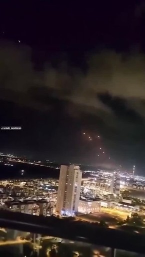 Кадры налёта иранских ракет на Дубай публикуют местные СМИ