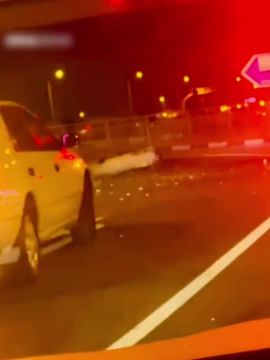 Публикуется видео со сбитой иранской ракеты на дороге рядом с промышленной зоной Дохи в Катаре