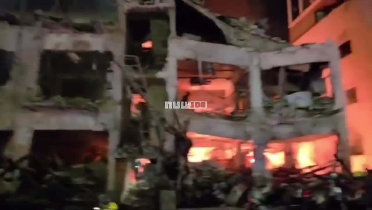 В Тель-Авиве продолжается разбор завалов после ракетного удара со стороны Ирана