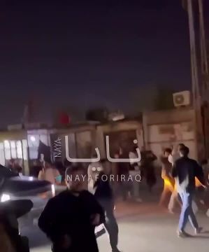 В Ираке на улицы массово выходят иракские шииты, многие из которых вооружены