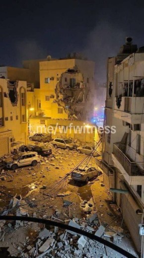 На кадрах видны повреждения после попадания иранского беспилотника в Бахрейне