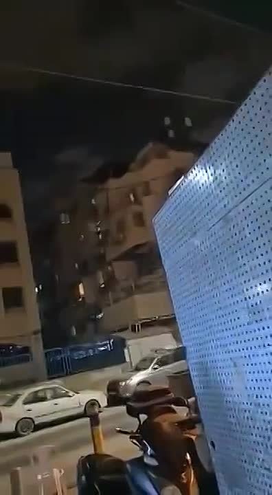 Сообщается, что на видео, предположительно, прилёт иранских баллистических ракет в Иерусалиме