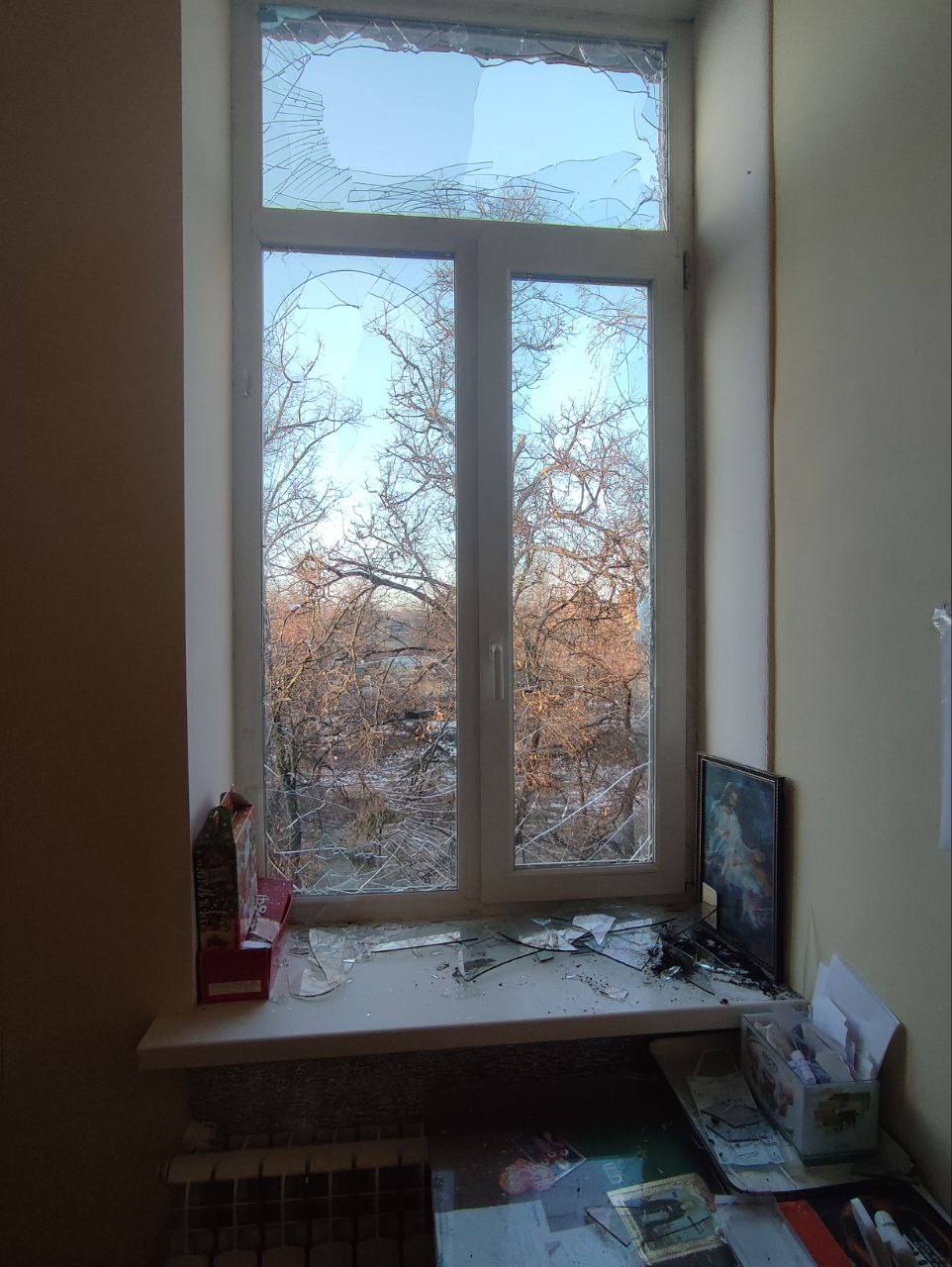 В Кременной в ЛНР дрон ВСУ ударил по городской больнице В Кременной в ЛНР дрон ВСУ ударил по городской больнице