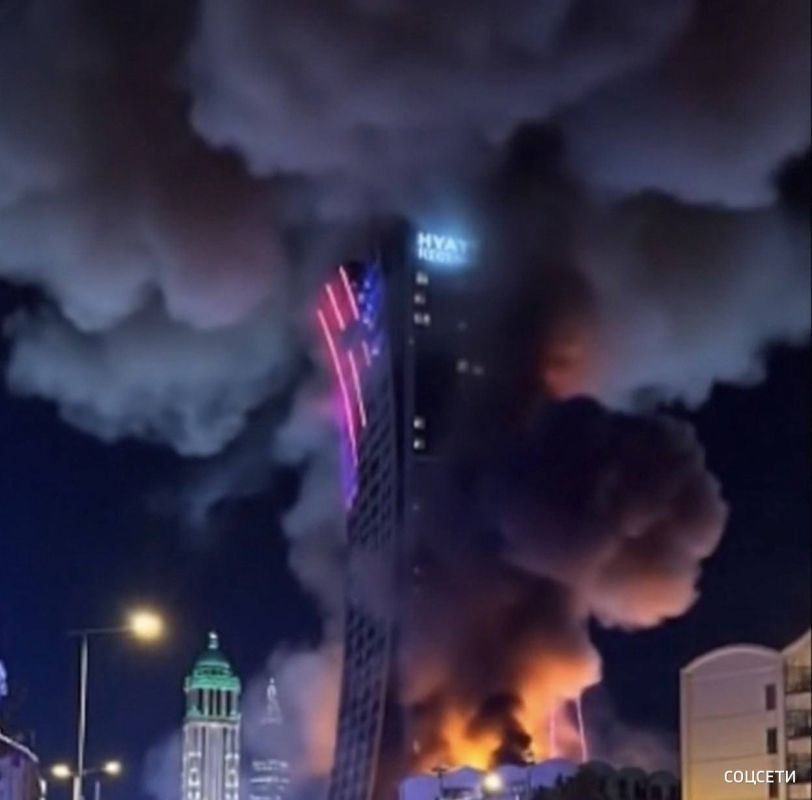 Отель Hyatt Regency в столице Саудовской Аравии Эр-Рияде загорелся в результате ракетного удара Ирана, сообщают местные СМИ Отель Hyatt Regency в столице Саудовской Аравии Эр-Рияде загорелся в результате ракетного удара Ирана, сообщают местные СМИ