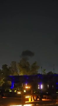 Заявляется, что на кадрах запечатлён дым и пожар в американском посольстве в Эр-Рияде