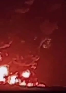 Заявляется как кадры пожара после ударов по американской базе "Харир" в Эрбиле (Ирак)