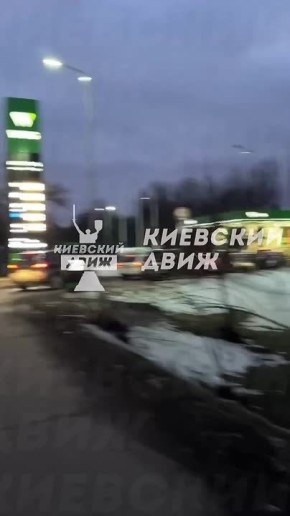 На киевских АЗС начали появляться очереди в связи с ростом цен на бензин, сообщают местные каналы
