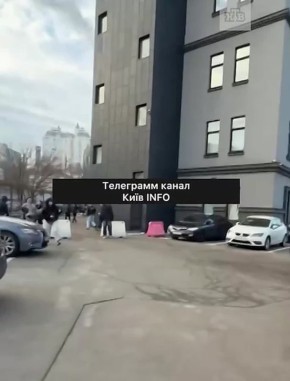 Кадры, которые греют душу: сотни работников мошеннического кол-центра в Киеве разбегаются как крысы после облавы силовиков