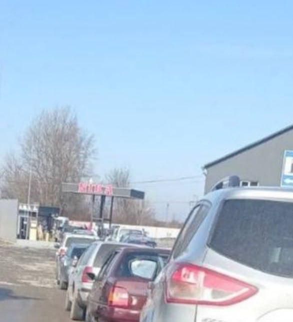 Пробки на АЗС и 132 рубля за литр 95-го: на Украине начался топливный коллапс Пробки на АЗС и 132 рубля за литр 95-го: на Украине начался топливный коллапс
