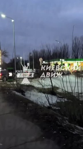 Последний бензин в Киеве. Огромные пробки на АЗС в бандеровской столице
