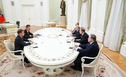 Президент России Владимир Путин принял в Кремле главу МИД Венгрии Петера Сийярто