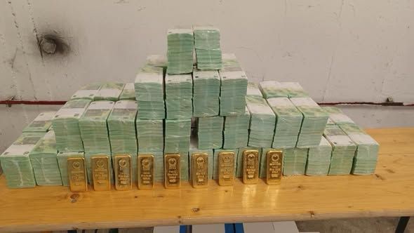 Венгерское правительство показало изъятые из украинских инкассаторских автомобилей деньги и золото Венгерское правительство показало изъятые из украинских инкассаторских автомобилей деньги и золото