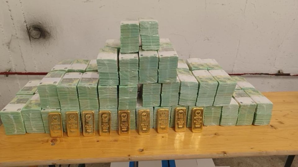 Венгерское правительство показало изъятые из украинских инкассаторских автомобилей деньги и золото Венгерское правительство показало изъятые из украинских инкассаторских автомобилей деньги и золото