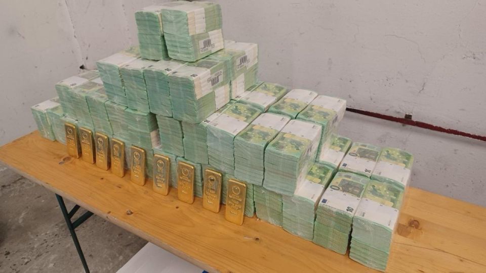 Венгерское правительство показало изъятые из украинских инкассаторских автомобилей деньги и золото Венгерское правительство показало изъятые из украинских инкассаторских автомобилей деньги и золото