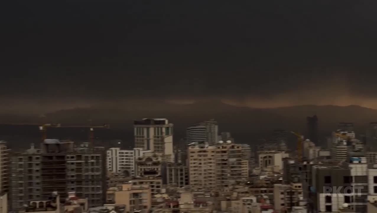 После ударов ВВС Израиля и США по объектам нефтяной промышленности в Тегеране, город продолжает оставаться под плотным черным смогом