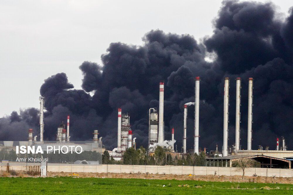 Появляются новые кадры масштабных пожаров на нефтяных объектах Тегерана