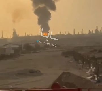 Видео пожара, который вспыхнул на нефтеперерабатывающем заводе в Бахрейне, после того, как он подвергся атаке иранских ракет и беспилотников, публикуют иранские СМИ