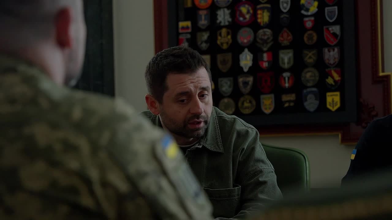 «Вас сейчас снимать будут, сделайте вид, будто бы обсуждаете что-то действительно важное»