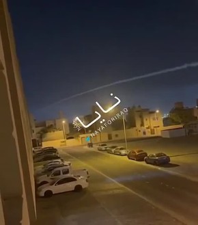 На видео зенитная управляемая ракета от комплекса Patriot, потерявшая управление сразу после пуска, падает на жилой квартал в столице Бахрейна