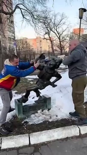 На Украине продолжают сносить памятники