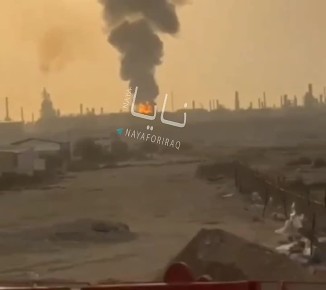 Видео пожара, который вспыхнул на нефтеперерабатывающем заводе в Бахрейне, после того, как он подвергся атаке иранских ракет и беспилотников, публикуют иранские СМИ