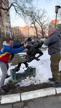 Пока Иран защищается от коалиции Эпштейна, в это время бандеровцы в Киеве потужно победили скульптуру Буратино