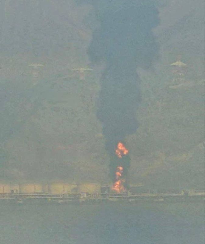 Иранские беспилотники ударили по нефтяным объектам в порту Фуджейра в ОАЭ, сообщают СМИ Иранские беспилотники ударили по нефтяным объектам в порту Фуджейра в ОАЭ, сообщают СМИ