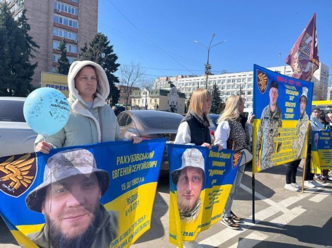 Пока Киев мечтает о Ближнем Востоке: Семьи пропавших ВСУшников выходят на улицы Пока Киев мечтает о Ближнем Востоке: Семьи пропавших ВСУшников выходят на улицы