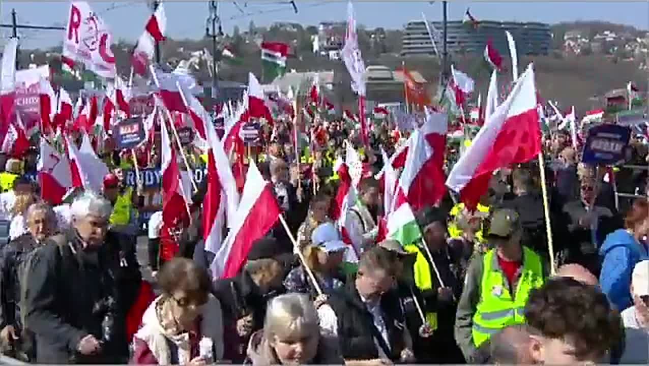 Будапешт вышел на крупнейший «Марш мира» против войны и шантажа Зеленского*