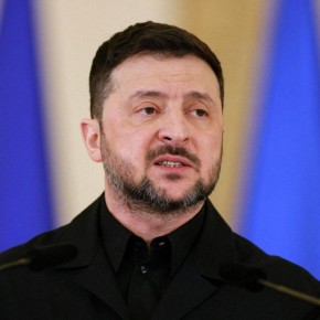 Зеленский пригрозил отправить депутатов Рады на фронт, если они «не будут служить» стране в парламенте, сообщают украинские СМИ