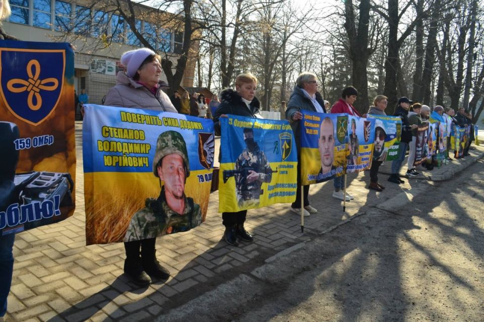 Пока Киев мечтает о Ближнем Востоке: Семьи пропавших ВСУшников выходят на улицы Пока Киев мечтает о Ближнем Востоке: Семьи пропавших ВСУшников выходят на улицы