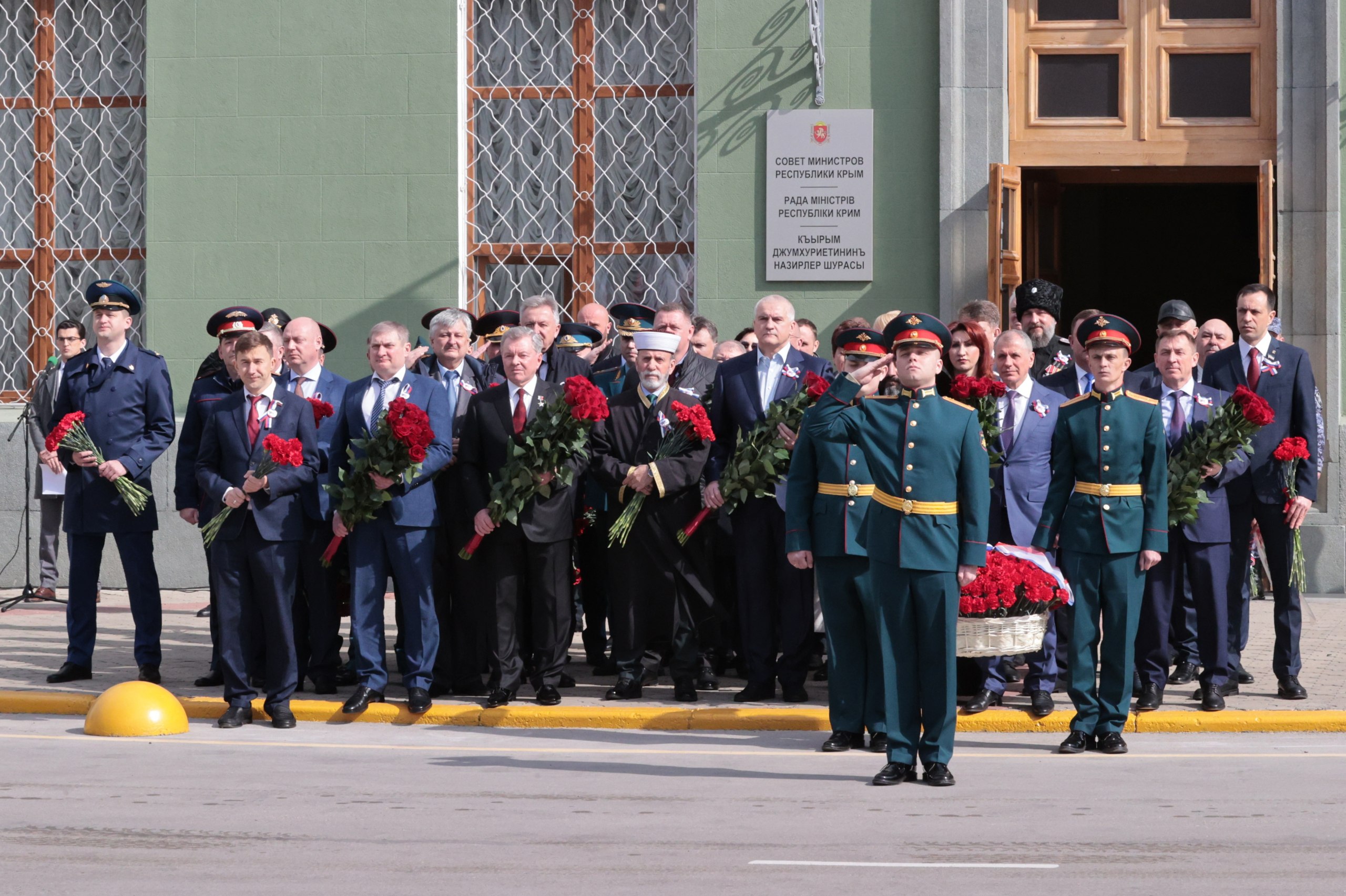 Владимир Константинов: В честь 12-й годовщины Общекрымского референдума и возвращения Крыма в Россию возложили цветы к памятнику «Народному ополчению всех времен»