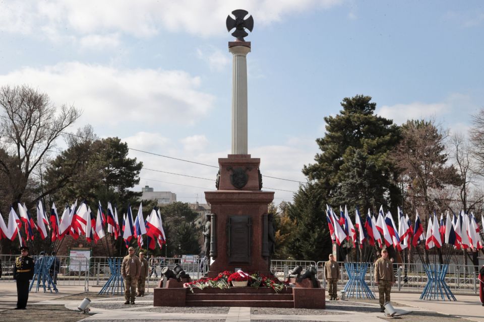 Владимир Константинов: В честь 12-й годовщины Общекрымского референдума и возвращения Крыма в Россию возложили цветы к памятнику «Народному ополчению всех времен» Владимир Константинов: В честь 12-й годовщины Общекрымского референдума и возвращения Крыма в Россию возложили цветы к памятнику «Народному ополчению всех времен»