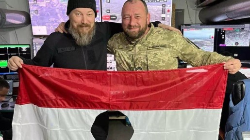 Посол Украины сфотографировался с продырявленным флагом Венгрии