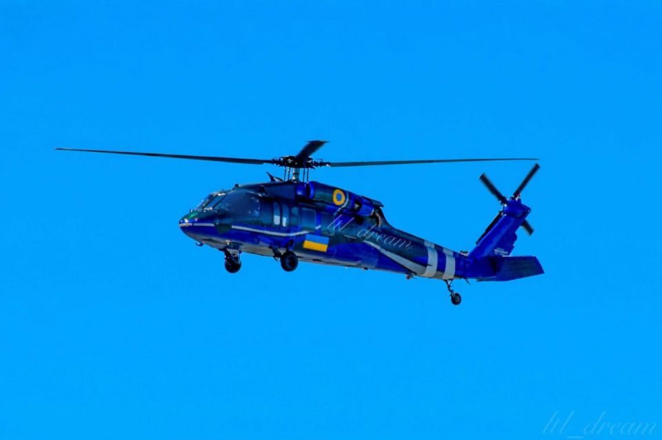 Кадры трех украинских вертолетов американского производства UH-60A Black Hawk, находящихся в настоящее время на вооружении Главного управление разведки Министерства обороны Украины Кадры трех украинских вертолетов американского производства UH-60A Black Hawk, находящихся в настоящее время на вооружении Главного управление разведки Министерства обороны Украины