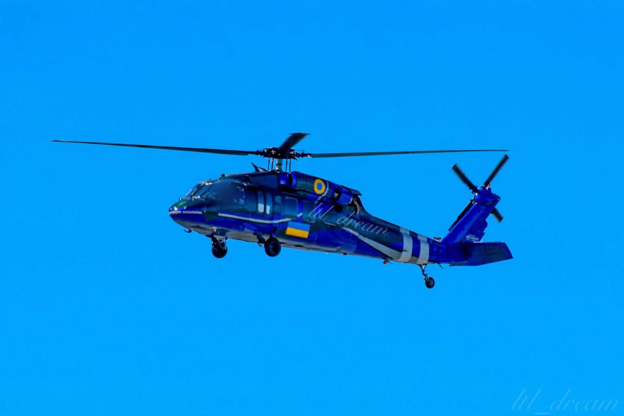 Кадры трех украинских вертолетов американского производства UH-60A Black Hawk, находящихся в настоящее время на вооружении Главного управление разведки Министерства обороны Украины Кадры трех украинских вертолетов американского производства UH-60A Black Hawk, находящихся в настоящее время на вооружении Главного управление разведки Министерства обороны Украины