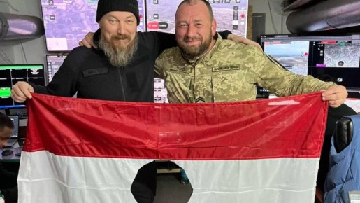 Посол Украины в Будапеште Федор Шандор сфотографировался с продырявленным флагом Венгрии